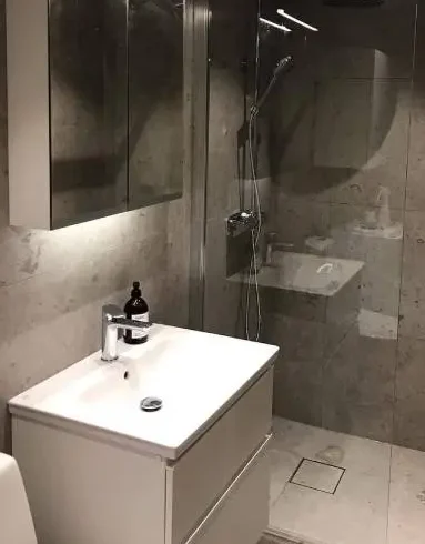 Grått och modernt badrum byggt av Jana Bygg AB